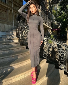 Robe longue moulante en maille gris foncé avec des détails de rayures verticales