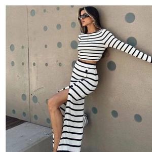 Tenue Rayée Pour Femmes Crop Top À Manches Longues Et Col Rond Jupe Longue À Taille Haute Avec Fente Latérale Et Boutons Mode