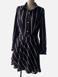 Détail d'une robe chemise classique à manches longues à rayures noires et blanches avec ceinture