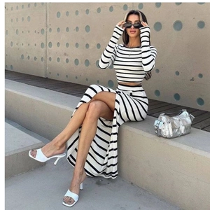 Ensemble chic en tricot à rayures noires et blanches avec crop top et jupe fendue