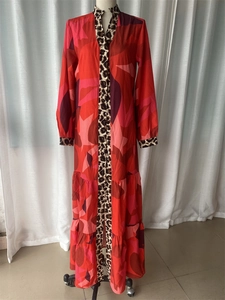 Détail d'une robe maxi rouge avec motifs léopard et jupe à plusieurs niveaux