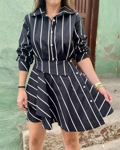 Détail d'une robe chemise classique à rayures verticales noires et blanches avec ourlet