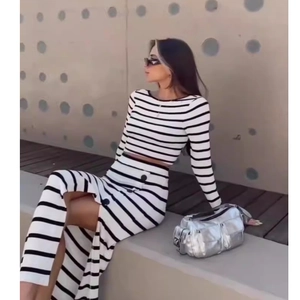 Ensemble classique deux pièces à rayures noires et blanches avec haut et jupe à boutons