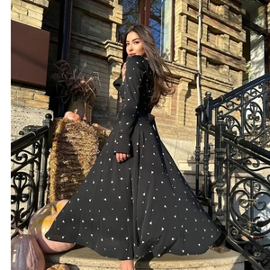 Elegante abito lungo nero a maniche lunghe con stampa floreale e vita alta a fiocco