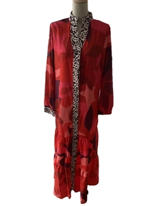 Détail d'une robe longue patchwork colorée avec col et poignets à imprimé léopard