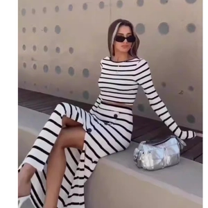 Ensemble chic deux pièces à rayures noires et blanches avec crop top et jupe fendue latérale