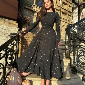 Abito lungo nero elegante a maniche lunghe con stampa floreale e vita annodata