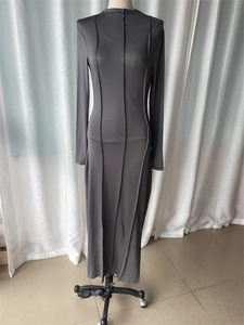 Détail de la robe moulante en tricot gris foncé avec coutures verticales sur un mannequin