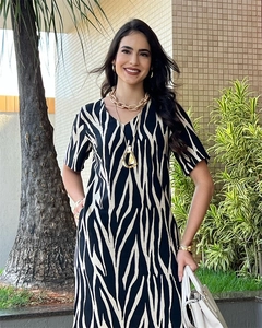 Détail de robe à imprimé zèbre avec décolleté en V élégant et texture de tissu doux