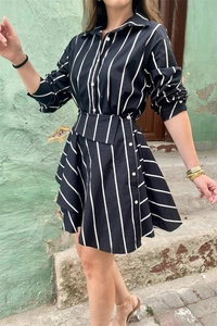 Robe rayée noir et blanc avec détail de taille asymétrique et col chemise élégant