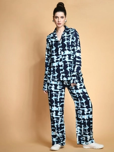 Détail d'un ensemble tie-dye bleu avec chemise à manches longues et pantalon large fluide
