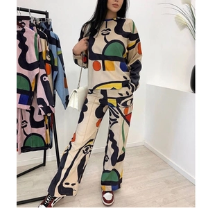 Ensemble 2 pièces pour femmes avec imprimé artistique abstrait et pantalon large fluide