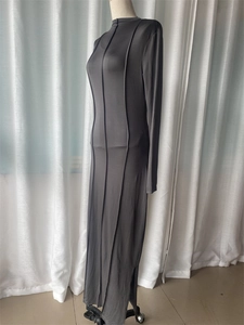 Détail de robe en maille gris foncé montrant la fente latérale et la couture verticale