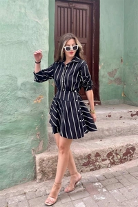 Robe chemise classique à rayures verticales noires et blanches avec jupe plissée