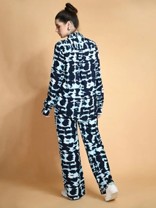 Vue de dos d'un ensemble chemise à manches longues et pantalon droit à imprimé tie-dye