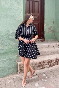 Robe chemise classique à rayures verticales noires et blanches avec col et manches longues