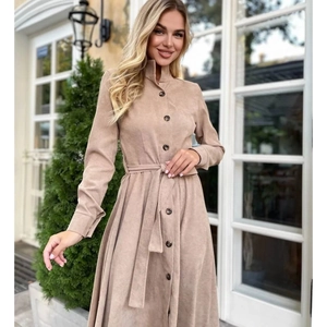 Robe chemise beige élégante à manches longues avec ceinture à nouer et col montant