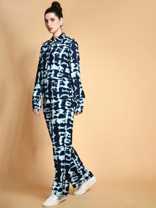 Détail de l'imprimé tie-dye bleu géométrique sur l'ensemble chemise et pantalon élégant