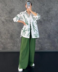 Ensemble femme deux pièces avec chemise à imprimé blanc et pantalon large vert foncé