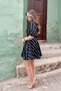 Vue détaillée de la robe noire pour femme avec rayures diagonales blanches et boutons