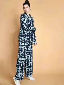 Détail de l'imprimé tie-dye bleu sur cet ensemble chemise à manches longues et pantalon