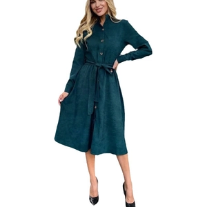 Robe chemise en velours côtelé vert foncé avec manches longues et ceinture nouée