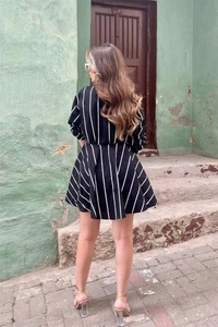 Vue détaillée du dos d'une robe courte pour femme à rayures verticales noires et blanches