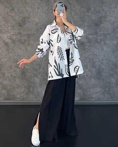 Ensemble deux pièces pour femme avec chemise à imprimé abstrait et pantalon large fendu