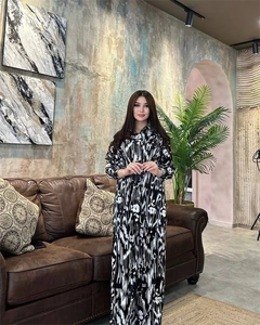 Détail de l'imprimé abstrait noir et blanc sur un ensemble chic en satin deux pièces