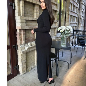 Robe longue en maille noire ajustée à manches longues et col roulé avec fente latérale