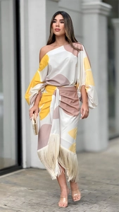 Détail d'une robe asymétrique avec blocs de couleurs géométriques et ourlet à franges