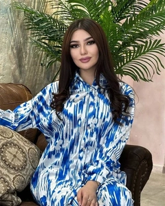 Détail d'une chemise en satin à manches longues avec imprimé ethnique bleu et blanc et col