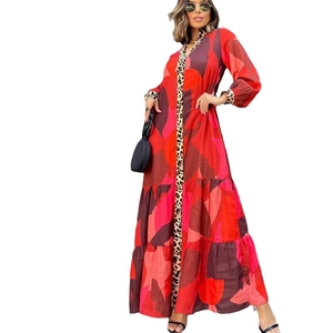 Robe longue bohème ample avec patchs géométriques rouges et détails imprimé léopard