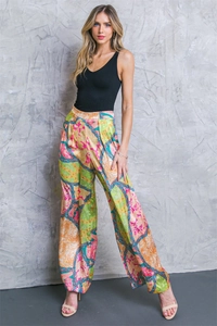 Dettaglio di pantaloni a gamba larga a vita alta con vivace stampa floreale boho