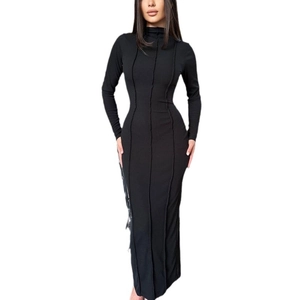 Robe longue tricotée noire moulante à col roulé avec coutures extérieures décoratives