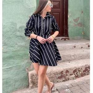 Robe chemise classique à manches longues avec rayures noires et blanches et jupe plissée