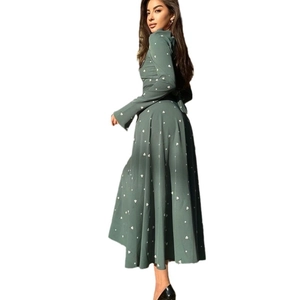 Abito lungo elegante verde scuro a maniche lunghe con stampa floreale e vita alta con cintura