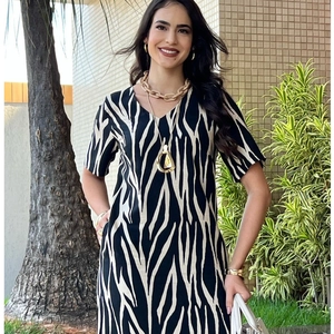 Robe longue élégante à imprimé zébré noir et blanc avec col en V et fente latérale