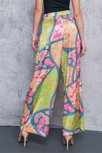 Dettaglio dei pantaloni a vita alta a gamba larga con stampa paisley e finitura satin