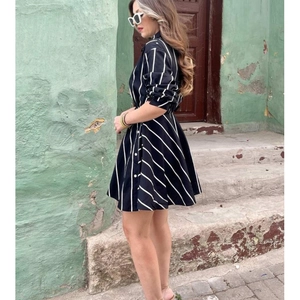 Robe courte classique à rayures noires et blanches avec boutons et col montant