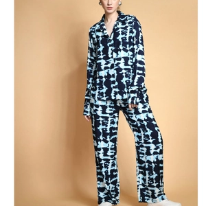 Ensemble pyjama deux pièces pour femme avec imprimé tie-dye bleu et blanc et pantalon