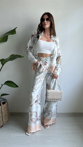 Détail de l'imprimé mythique artistique sur l'ensemble haut à manches longues et pantalon