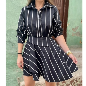 Robe classique à manches longues à rayures noires et blanches avec ourlet asymétrique
