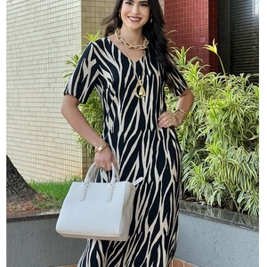 Robe élégante à col en V pour femmes avec imprimé zèbre noir et blanc et coupe ajustée