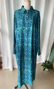 Dettaglio della stampa boho su abito a camicia a maniche lunghe con bottoni