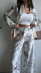 Détail de chemise en satin et pantalon large avec illustrations célestes et mystiques