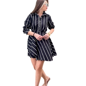 Robe chemise classique à rayures noires et blanches avec ourlet évasé irrégulier