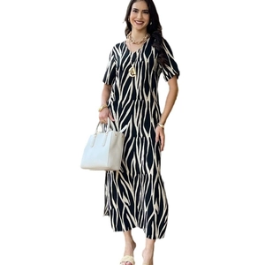 Robe longue élégante à imprimé zébré avec col en V et fente avant pour un look chic