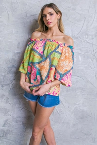 Dettaglio del top con spalle scoperte, stampa paisley e scollo elastico con volant