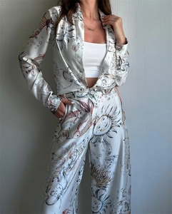 Détail de l'ensemble en satin pour femme avec imprimés artistiques surréalistes